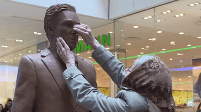 pr-by-benedict-cumberbatch-chocolate-statue4