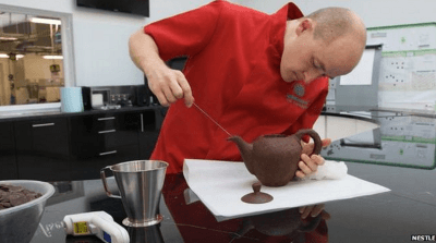 hot-water-proof-teapot-made-of-chocolate2